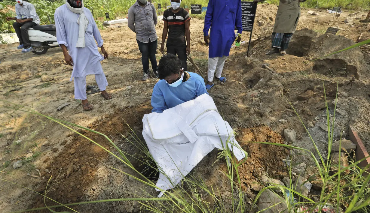 Seorang pria saat memakamkan putranya yang berusia tiga bulan yang meninggal akibat COVID-19 di New Delhi, India, Rabu (16/9/2020).  Total kematian akibat Covid-19 di India sudah mencapai sedikitnya 82 ribu orang. (AP Photo/Manish Swarup)