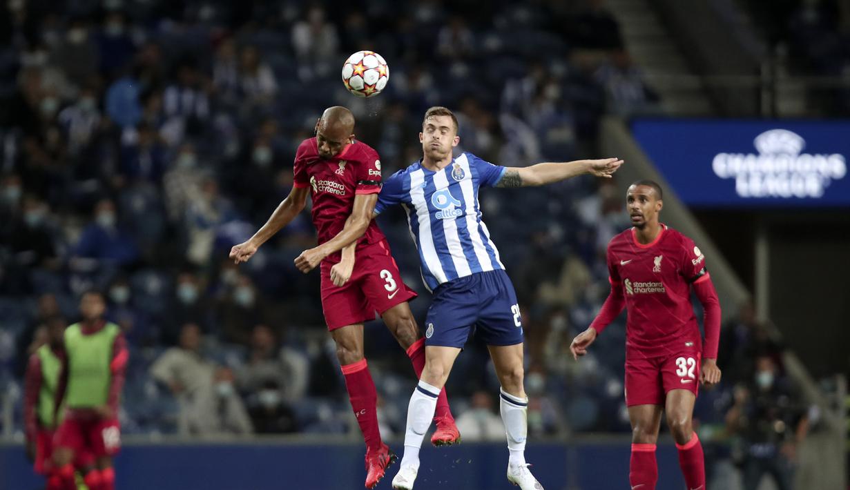 Gelandang Liverpool, Fabinho berebut bola udara dengan pemain Porto, Toni Martinez pada pertandingan grup B Liga Champions di stadion Dragao di Porto, Portugal, Rabu (29/9/2021). Liverpool menang telak atas Porto 3-0.  (AP Photo/Luis) Vieira)