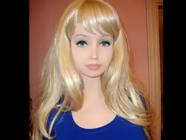 Lolita Richi adalah wanita asal Ukrania yang membentuk tubuhnya menjadi mirip Barbie. (Dailymail)