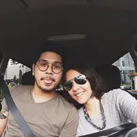 Sambil menunggu kemacetan di ibu kota, mereka berdua melakukan selfie didalam mobil untuk mengusir kejenuhan. Terpancar aura bahagia diraut wajah mereka berdua. (Via Instagram/@petra_sihombing)