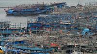 Ratusan perahu nelayan tampak bersandar di Pelabuhan Muara Angke, Jakarta Utara, Selasa, (13/01). Kebijakan pemerintah mengenai pembatasan Bahan Bakar Minyak (BBM) jenis solar membuat ribuan nelayan tidak melaut. (Liputan6.com/Faisal R Syam)