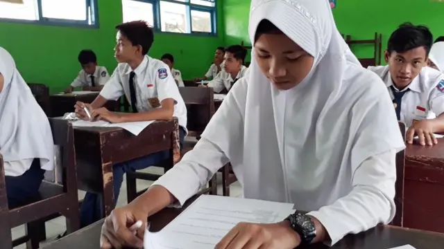 Siswa penghayat kepercayaan di SMP Negeri 3 Gandrungmangu mengikuti USBN pada tahun 2018.  (Foto: Liputan6.com/Muhamad Ridlo)