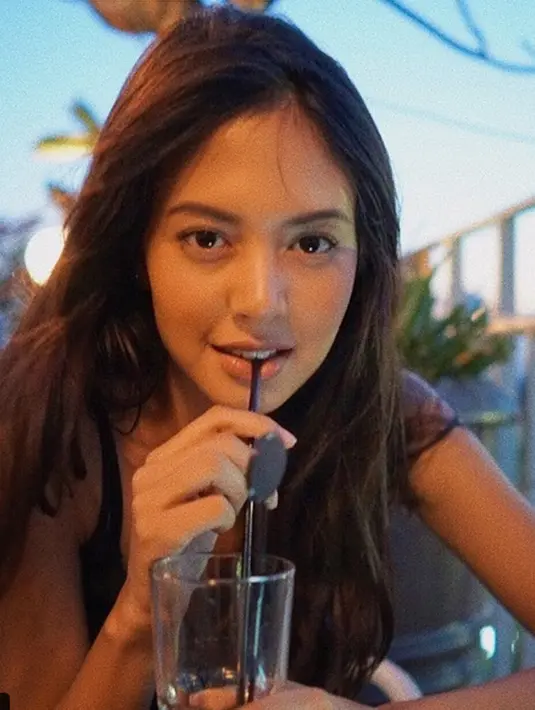 Saat ditemui di kantor Falcon Pictures, Duren Tiga, Jakarta Selatan, Senin (18/9), Aurelie menanggapi dengan santai ketika ditanya soal kehidupannya yang kini ia jalani tanpa Ello di sisinya. (Instagram/aureliemoeremans)