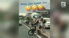 Aksi pelanggaran lalu lintas oleh dua bule seksi viral di medsos.