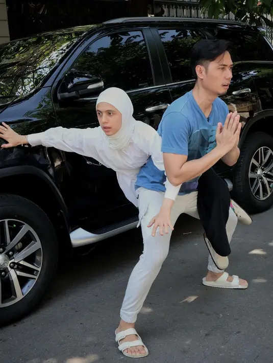 Diulang tahun pernikahan kedelapan, pasangan ini memiliki cara unik dalam kemesraaannya. Berpose di samping mobil. [Instagram/missnyctagina]