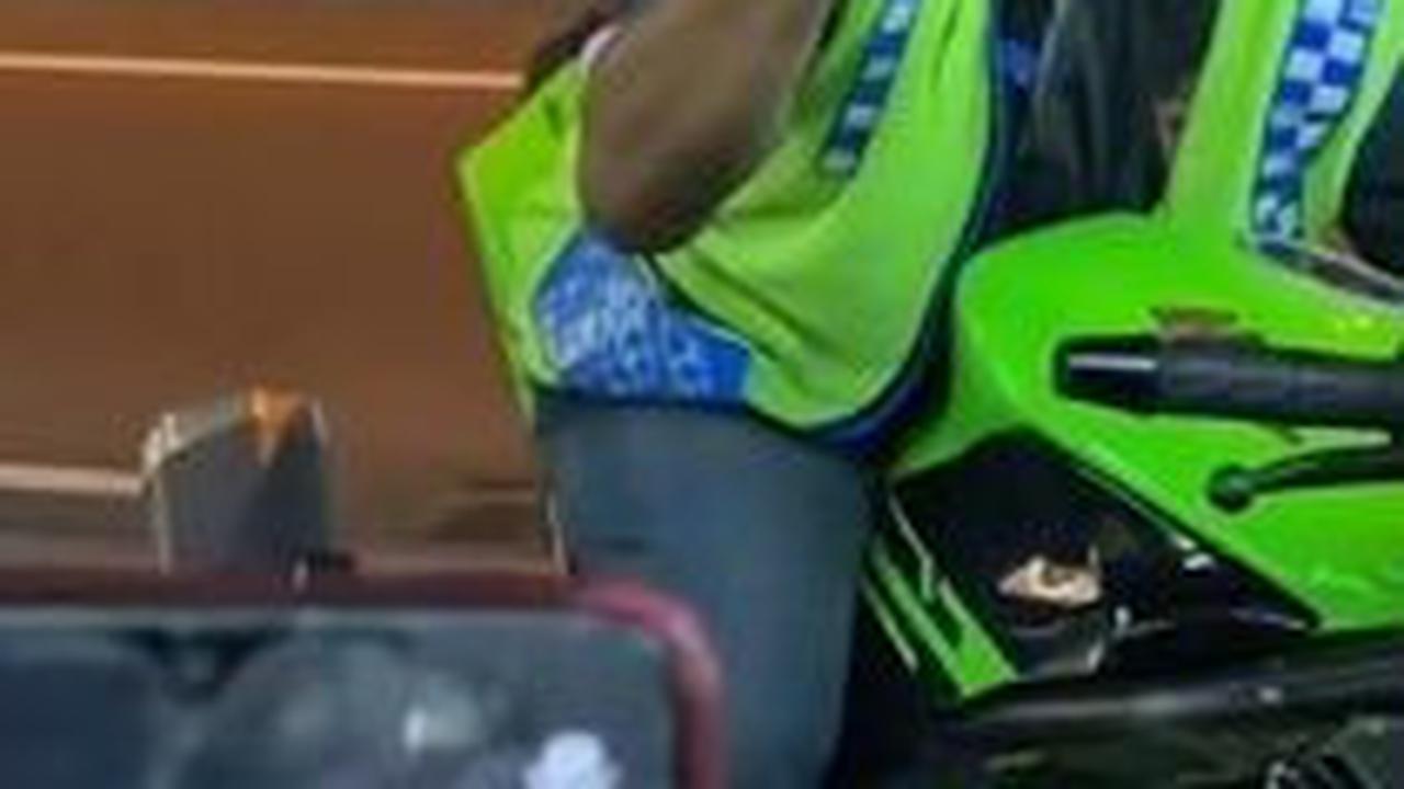 Pria Ini Beri Izin Tukang Parkir Foto Bareng Motornya, Ekspresi Kebahagiannya Curi Perhatian
