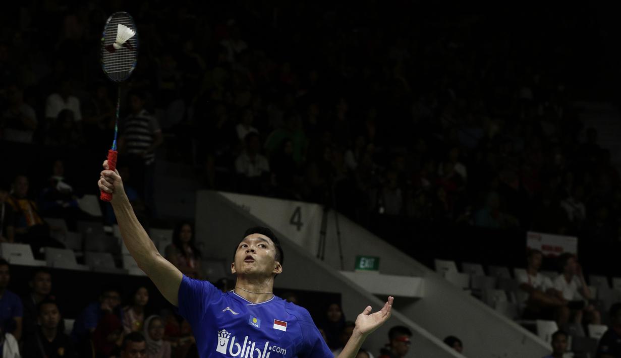 Tunggal Putra Indonesia, Jonatan Christie, saat menghadapi tunggal Chinese Taipei, Wang Tzu We, pada laga Indonesia Masters 2020 di Istora, Jakarta, Kamis (16/1). Jonatan Christie unggul 21-15 dan 21-15. (Bola.com/Yoppy Renato)