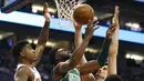 Pebasket Boston Celtics, Jaylen Brown, berusaha memasukan bola saat pertandingan melawan Phoenix Suns pada laga NBA di Talking Stick Resort Arena, Selasa (27/3/2018). Boston Celtics menang 102-94 atas Phoenix Suns. (AP/Ross D. Franklin)