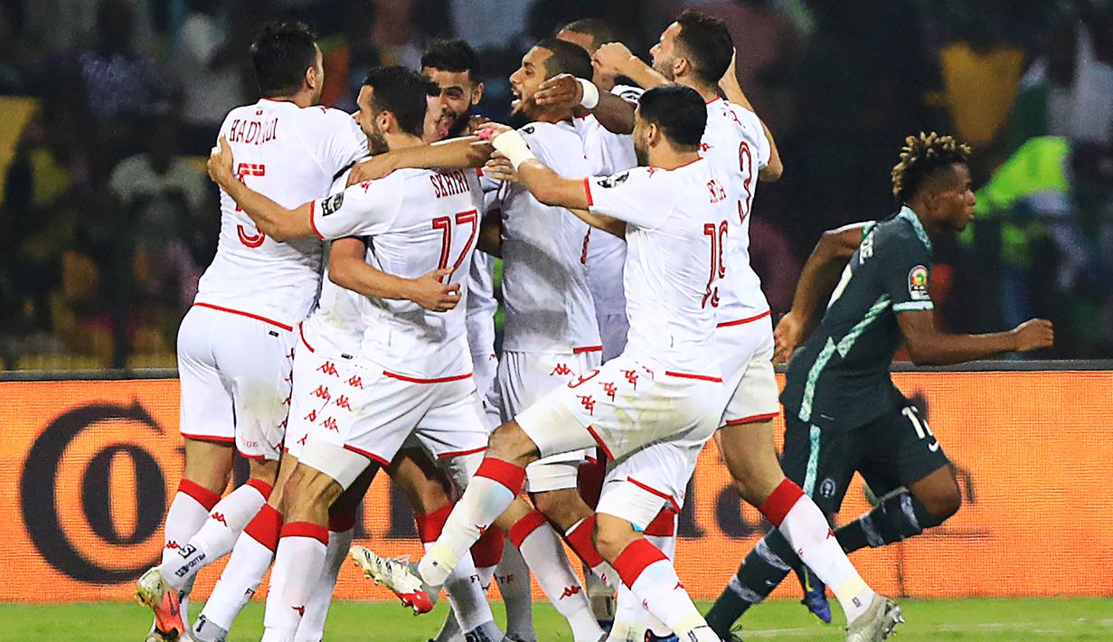 Tunisia berhasil menlangkah ke babak ke perempat final Piala Afrika 2021 usai menang tipis atas Nigeria 1-0. Gol semata wayang Tunisia dicetak oleh Youssef Mkani pada menit ke-47 dengan tembakan dari luar kotak penalti. (AFP/ Daniel Beloumou Olomo)\