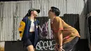 Tak pernah kehabisan gaya, kali ini keduanya tampil stylish dengan outfit kasual. @fuji_an.