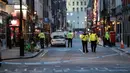 Polisi memblokir jalan menyusul penemuan bom Perang Dunia II di kawasan Soho, London, Inggris, Senin (3/2/2020). Polisi mengevakuasi warga yang berada di kafe, restoran, pub, dan kantor radius beberapa blok dari lokasi penemuan bom. (AP Photo/Frank Augstein)