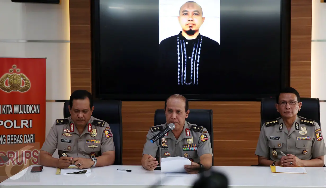 Kadiv Humas Polri Irjen Boy Rafli Amar (tengah) menggelar konferensi pers terkait bom Bandung, di Jakarta, Selasa (28/2). Boy Rafli Amar mengatakan, pelaku teror bom di Bandung diketahui pernah tergabung dalam kelompok perampok. (Liputan6.com/Johan Tallo)
