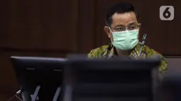 Terdakwa kasus korupsi Bantuan Sosial (Bansos) Covid-19 yang juga mantan Menteri Sosial Juliari Batubara saat menjalani sidang di Pengadilan Tipikor, Jakarta, Senin (10/5/2021). Sidang lanjutan tersebut beragendakan mendengar keterangan empat orang saksi. (Liputan6.com/Helmi Fithriansyah)