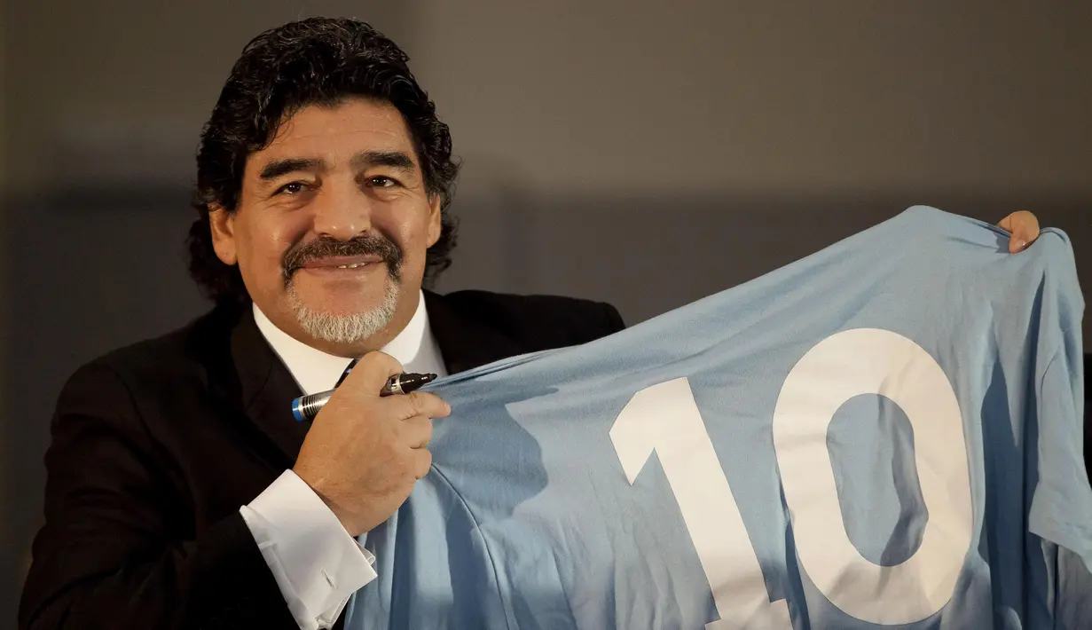3. Diego Maradona (Napoli) - Pria Argentina ini bagaikan dewa bagi warga kota Naples, Italia. Torehan Gelar dan prestasi yang dipersembahkan membuat Napoli memensiunkan nomor punggung 10 pada tahun 2000 lalu. (AFP/Carlo Hermann)
