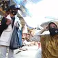 Relawan Protokol Kesehatan PON XX Kabupaten Jayapura memberikan masker dan edukasi kepada masyarakat di Pasar Baru Sentani, Jayapura terhadap pentingnya penerapan protokol kesehatan, Selasa (28/9/2021). (Dok BNPB)