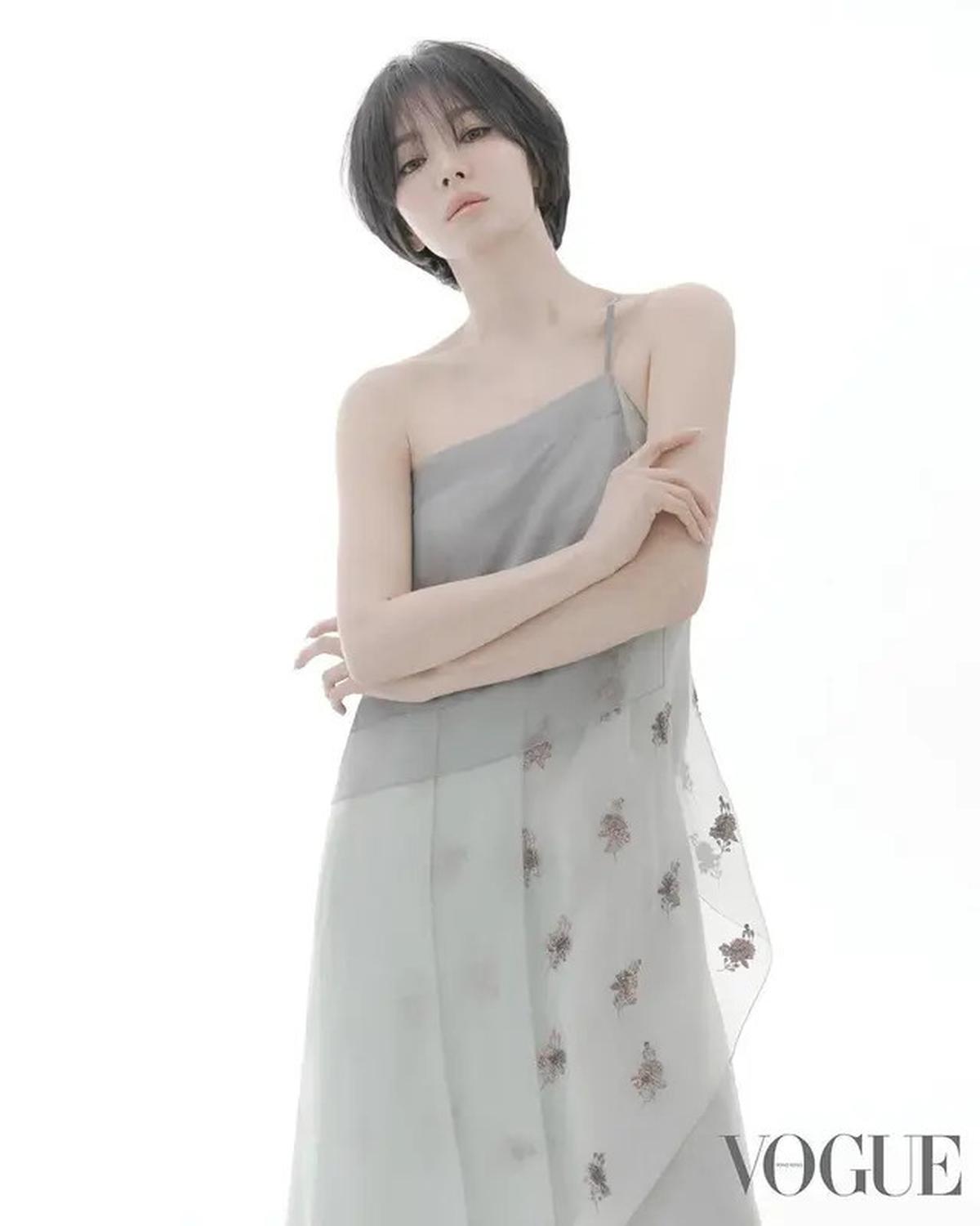 8 Gothic Look Song Hye Kyo yang Nampang di Majalah Vogue, Bak Boneka Hidup di Usia 43 Tahun