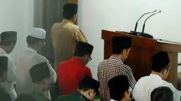 Gubernur DKI Jakarta non-aktif itu berdiri di shaf terdepan mengenakan kemeja kotak-kotak dan peci hitam, Cilegon, Selasa (1/7/14). (Liputan6.com/Andrian M Tunay)
