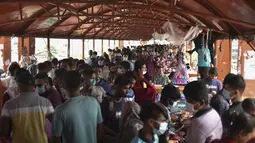 Sejumlah pembeli mencari berbagai kebutuhan menjelang Idul Fitri di Dhaka New Market di Dhaka, Bangladesh, Rabu (12/5/2021). Umat Islam di dunia mulai sibuk mempersiapkan diri menyambut hari kemenangan setelah sebulan menjalankan ibadah puasa Ramadhan. (Munir Uz zaman / AFP)