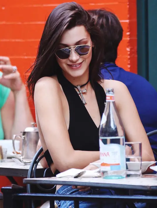 Waktunya makan, Bella Hadid terlihat bahagia banget ya! (instagram/bellahadid)