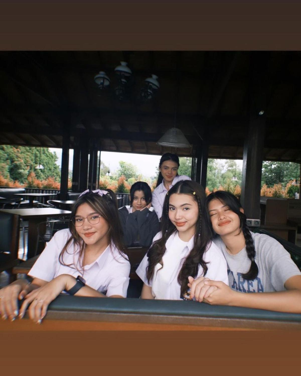 Sridevi pun kerap kali membagikan potret dirinya bersama 'circle' cantik MAGIC 5 di media sosial, menunjukkan kedekatan dan kekompakan mereka.<br>