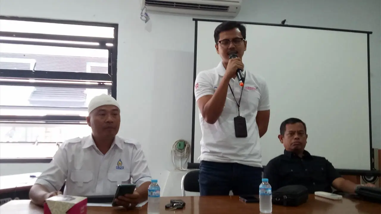 Sales Brand Manager Pertamina Wilayah III Jawa Barat, Arthur Kemal Pamungkas , tengah memberikan penjelasan di depan wartawan, mengenai rencana penambahan pasokan LPG dan BBM menjelang natal dan tahun baru di Priangan Timur