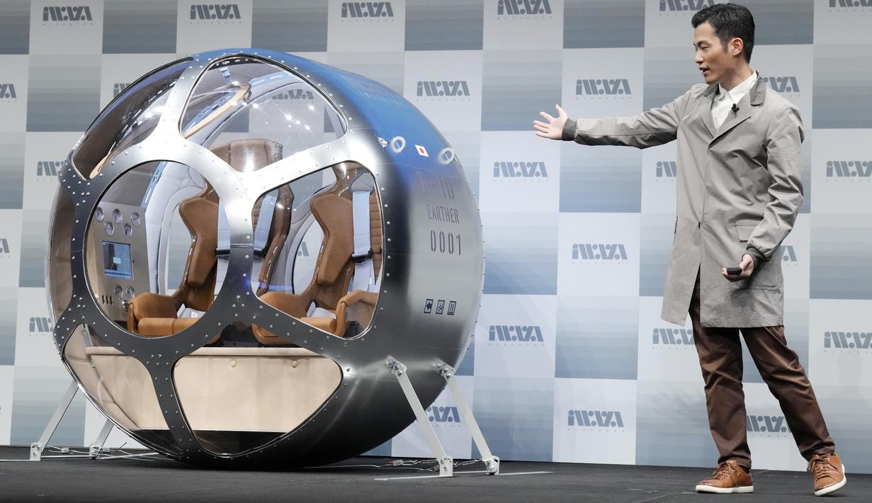 <p>Keisuke Iwaya, CEO perusahaan pengembangan ruang angkasa Jepang, Iwaya Giken, meluncurkan kabin dua tempat duduk dan sebuah balon yang menurut perusahaan mampu terbang hingga ketinggian 15 mil, yang kira-kira berada di tengah stratosfer, saat ia berbicara selama konferensi pers di Tokyo, Selasa, 21 Februari 2023. Perusahaan startup Jepang mengumumkan rencana Selasa untuk meluncurkan penerbangan balon ruang angkasa komersial yang diharapkan akan menurunkan astrono ke bumi. (AP Photo/Eugene Hoshiko)</p>