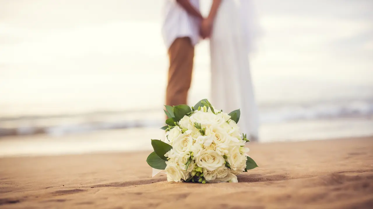 Pesta Pernikahan di Tepi Pantai