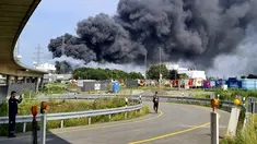 Kepulan asap membumbung ke atas setelah Ledakan yang terja di kawasan industri kimia di Kota Leverkusen, Jerman, Selasa (27/7/2021). 31 orang terluka karena insiden itu. (AP Photo/Oliver Berg)