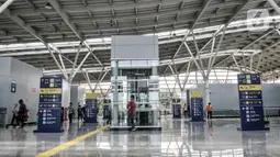 Aktivitas penumpang kereta Commuter Line di Stasiun Jatinegara, Jakarta, Rabu (16/12/2020). Dirjen Perkeretaapian Kemenhub mengubah level crossing (lintas bawah) menjadi overpass (lintas atas) demi meningkatkan keselamatan penumpang. (merdeka.com/Iqbal S. Nugroho)