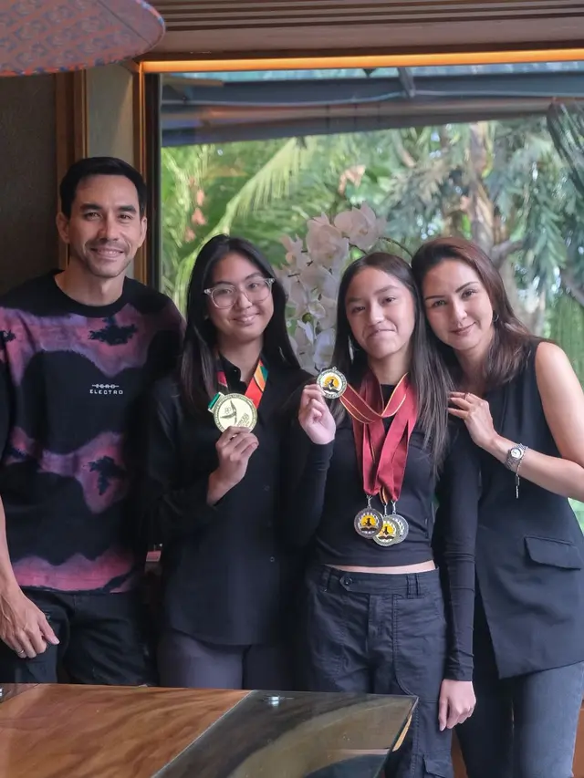 6 Potret Darius Sinathrya dan Donna Agnesia Bangga Keponakan Raih Emas di PON 2024