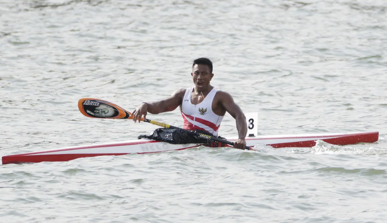 Atlet canoe Indonesia, Maizir Ryondra, saat beraksi pada nomor 1000 meter SEA Games 2019 di Subic, Filipina, Jumat (6/12). Dirinya berhasil meraih medali emas dengan catatan waktu 3 menit 55,841 detik. (Bola.com/M Iqbal Ichsan)