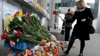 Seorang wanita meletakkan bunga di depan Bandara Internasional St. Petersburg di Rusia, Minggu (1/11). ini sebagai bentuk penghormatan kepada para penumpang yang menjadi korban jatuhnya pesawat Kogalymavia di Mesir. (AFP PHOTO/OLGA MALTSEVA)