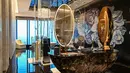 Pemandangan kamar mandi di kamar suite Hotel J, hotel mewah tertinggi di dunia, di Menara Shanghai, Shanghai pada 23 Juni 2021. Pelanggan dapat menikmati salah satu dari tujuh restoran hotel, bar, spa, kolam renang di lantai 84, dan semua fasilitas hotel kelas atas lainnya. (Hector RETAMAL / AFP)