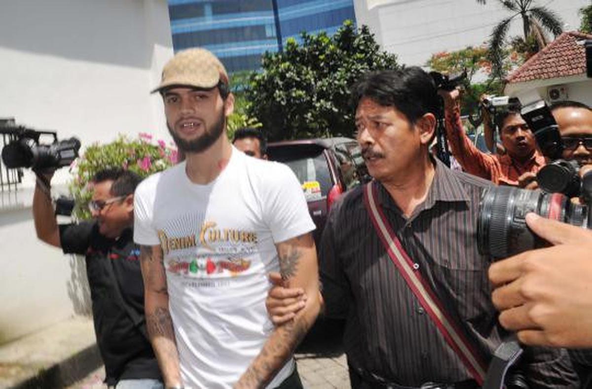 Tangan diborgol, Diego Michiels tiba di Kejari Jakpus