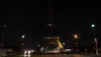 Pemandangan lampu gemerlap di Menara Eiffel, Paris yang dipadamkan untuk sementara waktu, Rabu (14/12). Pemadaman dilakukan sebagai bentuk solidaritas terhadap Kota Aleppo di Suriah yang kini berada di bawah pengepungan. (AFP PHOTO/PHILIPPE LOPEZ)