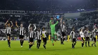 Para pemain Juventus merayakan keberhasilan menaklukkan Dinamo Zagreb. Juventus unggul tiga poin dari Sevilla yang berada pada posisi kedua klasemen Grup H Liga Champions. (Reuters/Giorgio Perottino) 