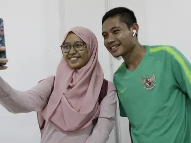 Pemain Timnas Indonesia, Evan Dimas, foto bersama fans usai latihan di Universitas Kasetsart, Bangkok, Kamis (15/11). Latihan ini persiapan jelang laga Piala AFF 2018 melawan Thailand. (Bola.com/M. Iqbal Ichsan)
