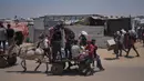 Dalam pernyataannya pada Sabtu (7/6/2025), UNRWA mengatakan warga Palestina justru menghadapi serangan dari militer Israel di pusat-pusat distribusi bantuan tersebut sehingga nyawa mereka terancam. (AP Photo/Abdel Kareem Hana)