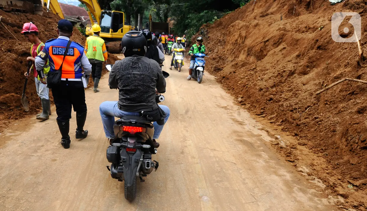 Kendaraan bermotor melintasi ruas jalan Cipanas - Cianjur yang sudah dibuka setelah terjadi longsor akibat gempa bumi di kawasan Cugenang, Cianjur, Jawa Barat, Selasa (22/11/2022). Ruas jalan Cipanas - Cianjur dibuka secara situasional karena di kawasan tersebut masih dilakukan proses evakuasi warga yang masih tertimbun longsor. (merdeka.com/Arie Basuki)