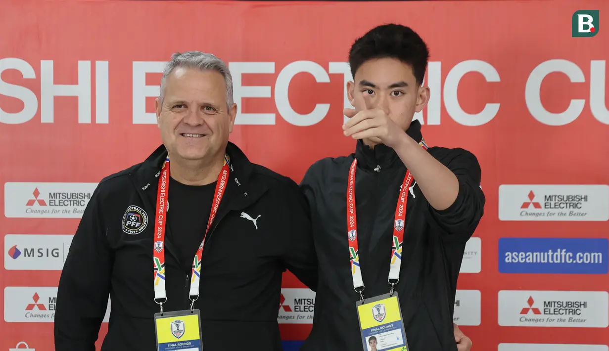 Pelatih Filipina, Albert Capellas (kiri) bersama pemain Filipina, Sandro Reyes berfoto bersama setelah konferensi pers jelang laga terakhir Grup B Piala AFF 2024 melawan Timnas Indonesia di Stadion Sriwedari, Solo, Jawa Tengah, Jumat (20/12/2024). (Bola.com/Abdul Aziz)