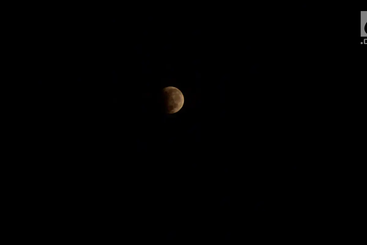 Warga Semarang Menikmati Gerhana Bulan