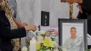 Kebaktian penghiburan Rodrigo Gularte usai dimandikan di rumah duka Saint Carolus, Jakarta, Rabu (29/04/2015). Rencananya usai disemayamkan jenazah Rodrigo akan dipulangkan ke Brazil. (Liputan6.com/Andrian M Tunay)
