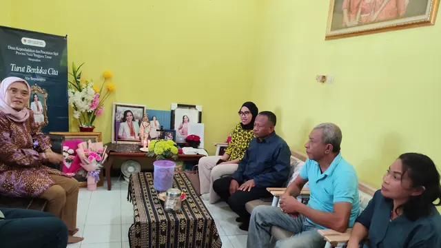 LPSK saat menemui orangtua dokter Icha di NTT (Liputan6.com/Ola Keda)