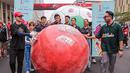 Sejumlah artis SCM dan juga Abang None Jakarta membawa sebuah bola raksasa dalam rangkaian acara Trophy Experience saat Hari Bebas Kendaraan Bermotor , Minggu (15/10/2023). Emtek Grup secara resmi menjadi pemegang hak siar dan menyajikan tayangan yang ciamik untuk seluruh pertandingannya. (Bola.com/Bagaskara Lazuardi)