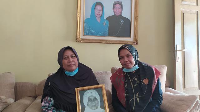 Ratna, salah satu pengelola Yayasan As-Syarief yang dikelola keluarga Irjen Pol Suntana, menunjukan foto mediang Ibu kandung Kapolda, di Desa Cinta, Karang Tengah, Garut, Jawa Barat.