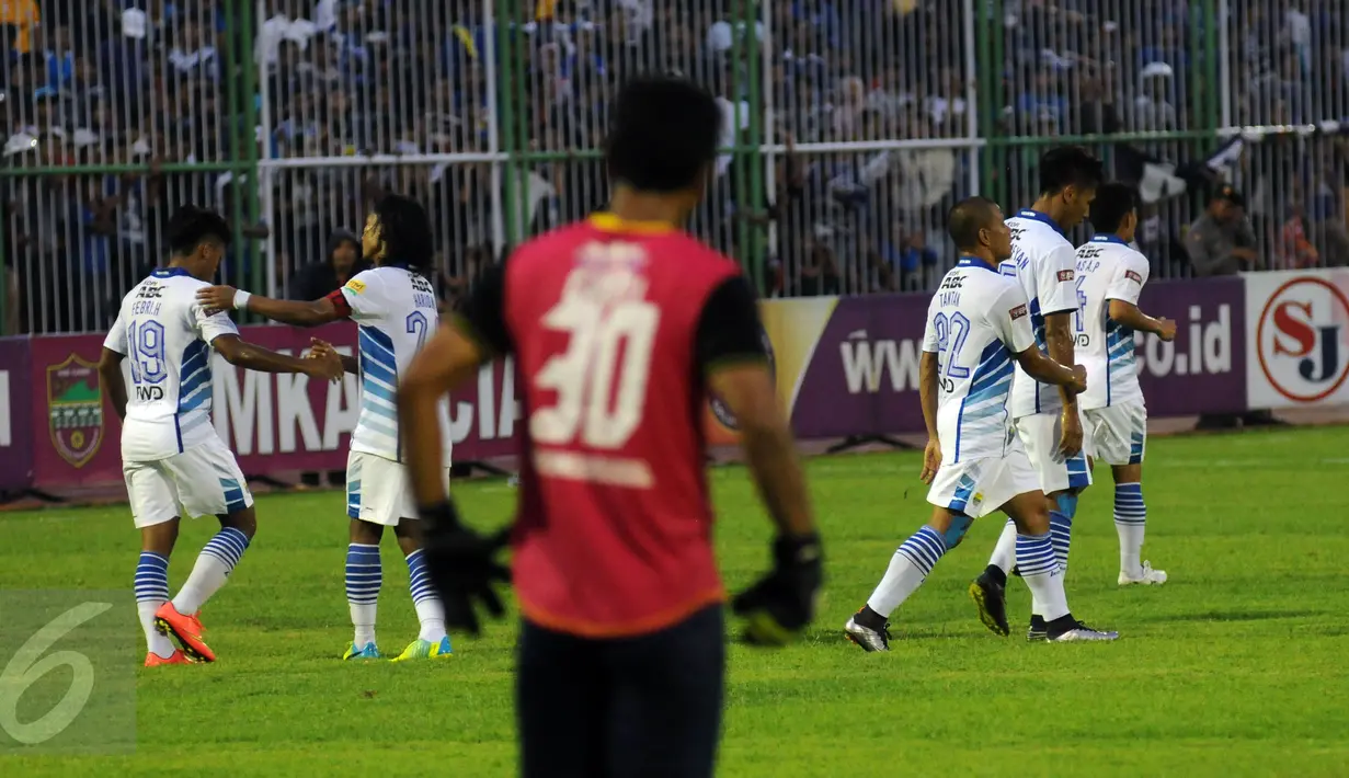 Pemain Persib merayakan keunggulan atas PSGC di laga persahabatan segitiga di Stadion Galuh Ciamis, Minggu (10/4/2016). Laga ini dimenangkan Persib 5-1. (Liputan6.com/Helmi Fithriansyah)