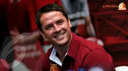 Selama sesi jumpa pers Michael Owen terlihat santai dan sesekali melempar senyum pada para pewarta (Liputan6.com/ Helmi Fithriansyah)