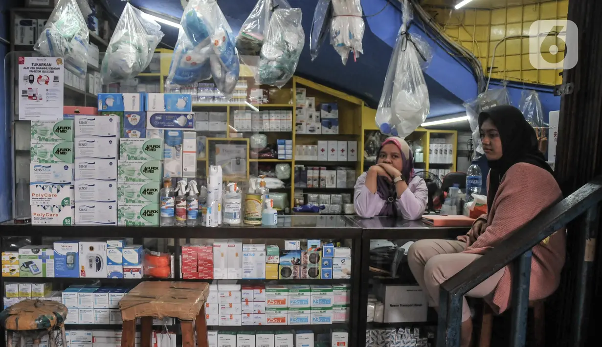 Aktivitas pedagang saat menunggu pembeli obat-obatan dan perlengkapan medis di Pasar Pramuka, Jakarta Timur, Senin (23/5/2022). Menurut pedagang, penjualan masker di Pasar Pramuka mengalami penurunan mencapai 50 persen meski harga telah normal pasca kebijakan Presiden Joko Widodo atau Jokowi terkait pelonggaran penggunaan masker di ruang terbuka. (merdeka.com/Iqbal S Nugroho)