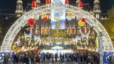 Pengunjung menjelajahi pasar Natal di depan balai kota Wina di Wina, Austria (19/11/2019). Berdiri sejak pertengahan abad ke-19, kini Rathaus selalu menjadi tujuan utama pecinta Pasar Natal di Vienna. (AFP Photo/Joe Klamar)