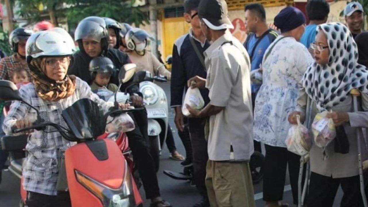 Wujud Kepedulian, Penyandang Disabilitas Madiun Bagikan Ratusan Takjil di Bulan Ramadhan